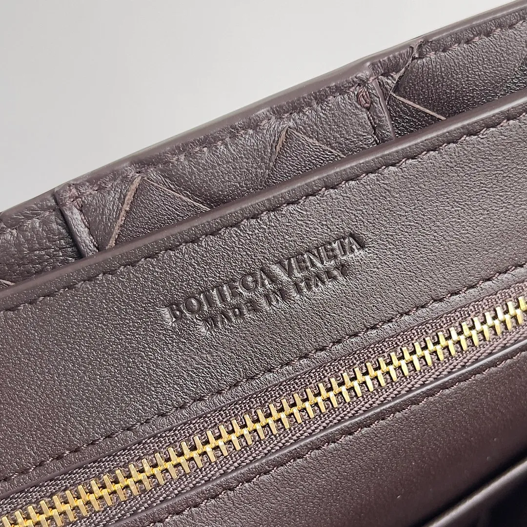 The 2023 new Andiamo batch of 1860 BV has been shipped‼ ️Really popular🔥The new Andiamo woven handbag launched by Bottega Veneta this season is really popular all over the world! ! Celebrities at home and abroad have worn it, and Oscar-winning actress Michelle Yeoh has taken it out on the street. Song Jia, Trai Yara, Yu Feihong, Sanji Ayaka, Rosie Hunting-Whiteley, Yoshioka Riho, etc. have all picked up this bag. It is classic and versatile, showing off its temperament, and the bag capacity is also large, which is very convenient for daily commuting! ! A variety of carrying methods, the shoulder straps can be adjusted by yourself, the original lambskin feels soft and delicate, and the neutral style is made to break gender boundaries and bring a more practical and longer-lasting use experience. Andiamo, which has both elegant and casual styles, perfectly interprets the true appearance of "fashionable old money style". Style number: 743568 Size: 25*22*10.5cm